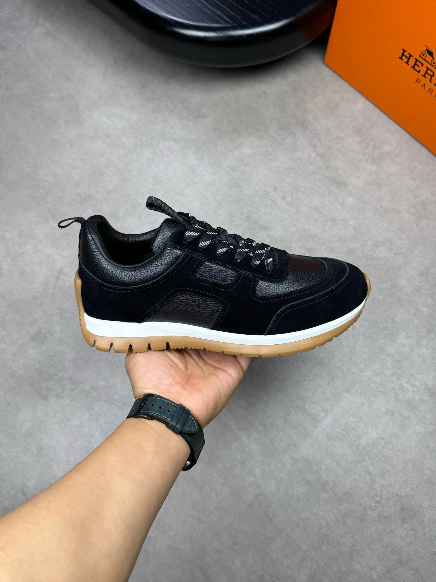 [HERMES] Hermes men's shoes 💰: 800💰 - High-end quality original items 🔍🔍🔍 casual sports shoes - Upper: 🔝 pebbled calfskin, suede calfskin, shoe body forged ´H´ totem, tongue webbing injection molded brand logo - Lining: brand canvas, foot pads; water-dyed cowhide -Outsole: Ultra-light T men's shoes 💰U foam; two-color molded outsole -Ultra-high quality control and fine workmanship: highlighted (high-end, extravagance, grade) -Size: 38-44 (45, can be customized)